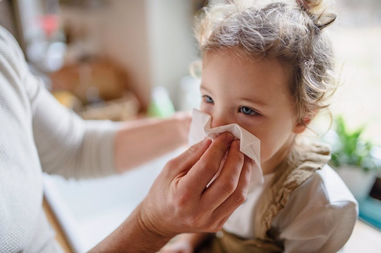 Como fazer lavagem nasal em criança: técnicas e orientações para pais